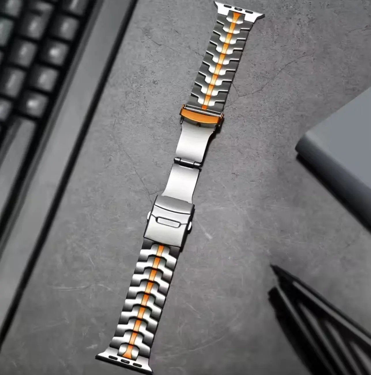 Bracelet en acier inoxydable couleur titanium compatible Apple Watch Utra Mobile City